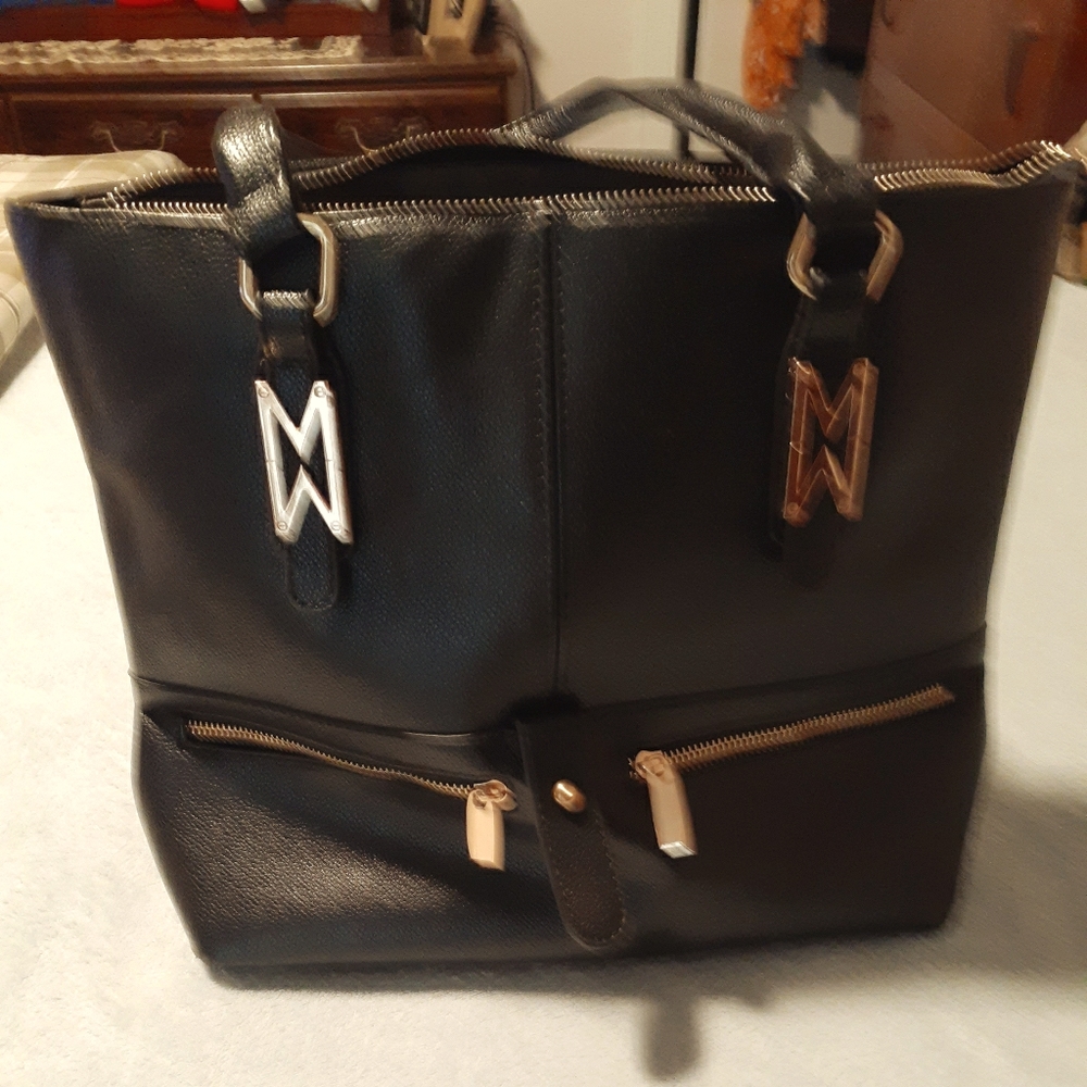 Fashion handbag black with zippered compartments